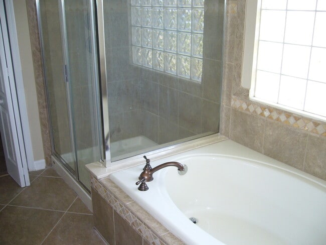 Building Photo - 4 Bedroom/2.5 Bath next to Lake in Winderm...