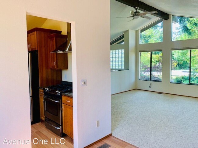 Building Photo - 3 br, 3 bath House - 8438 32nd Ave SW