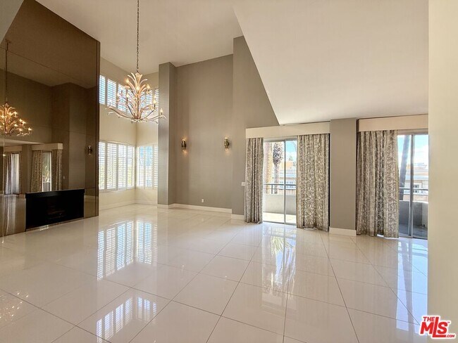 Building Photo - 121 S Palm Dr