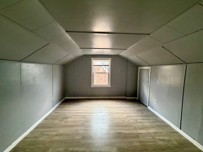 Building Photo - 3 Bedroom 1 Bath For Lease -Section 8 Ready