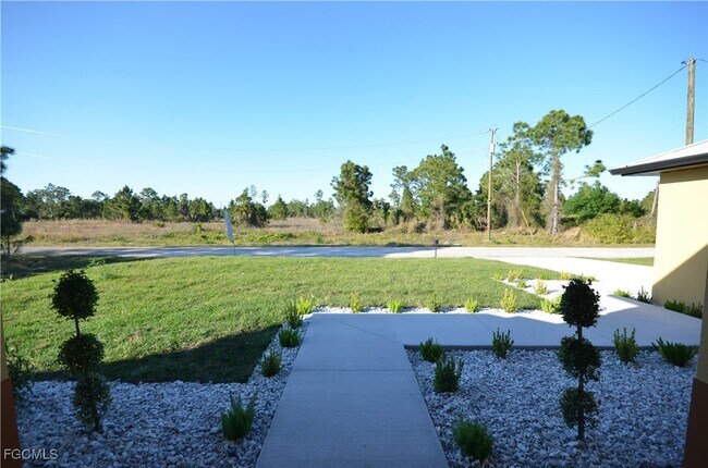 Building Photo - 1242 Hathor St E