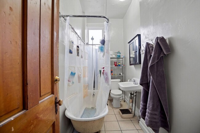 Building Photo - 6 bed/2 bath on Wheeler St., Mins. from UC for Only $650/pp ($3900/mo)!