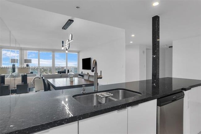 Building Photo - 1717 N Bayshore Dr