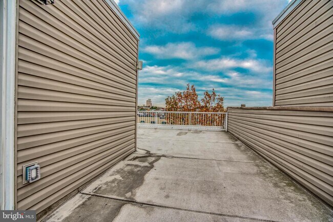 Building Photo - 1320 Race St