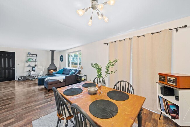 Building Photo - Recently Updated 2BA, 1.5BA Condo with Fen...