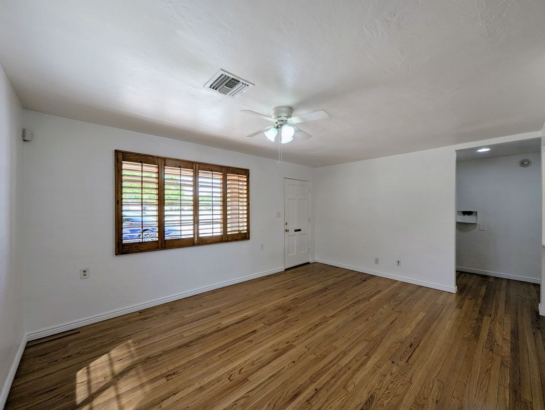 Building Photo - 2443 E Earll Dr