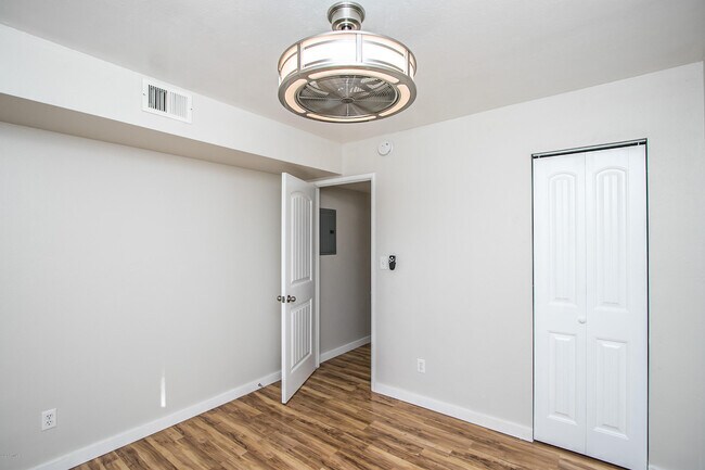 Building Photo - 402 S Beck Ave