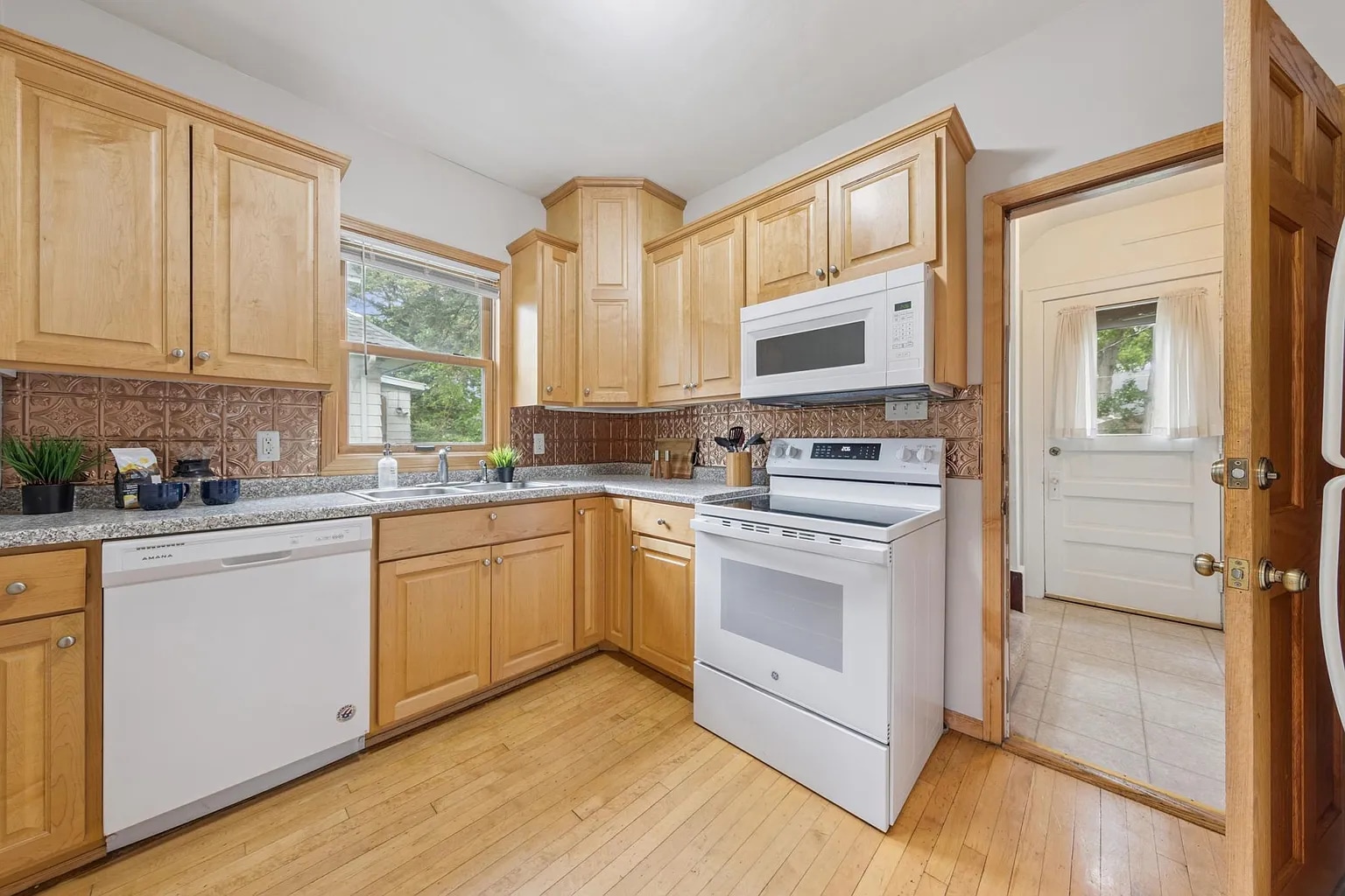 Kitchen - 1892 Lincoln Ave