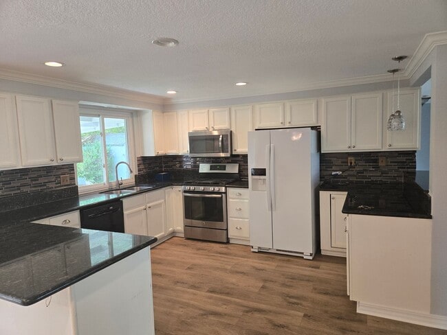 Building Photo - Hyland Hills 5 Bedroom Gem