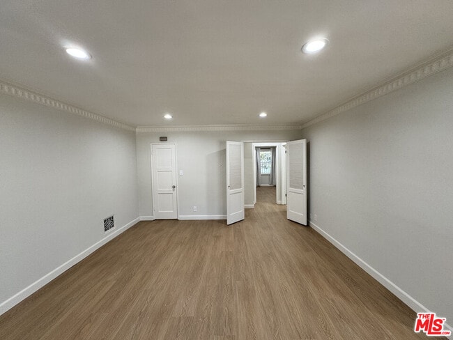 Building Photo - 300 S Doheny Dr