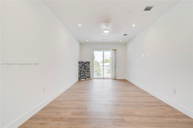 Building Photo - 1805 NW 22nd Ct