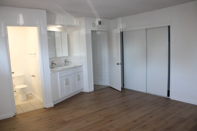 Building Photo - 4632 Canoga St