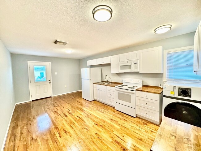 Building Photo - 6203 Heards Ln