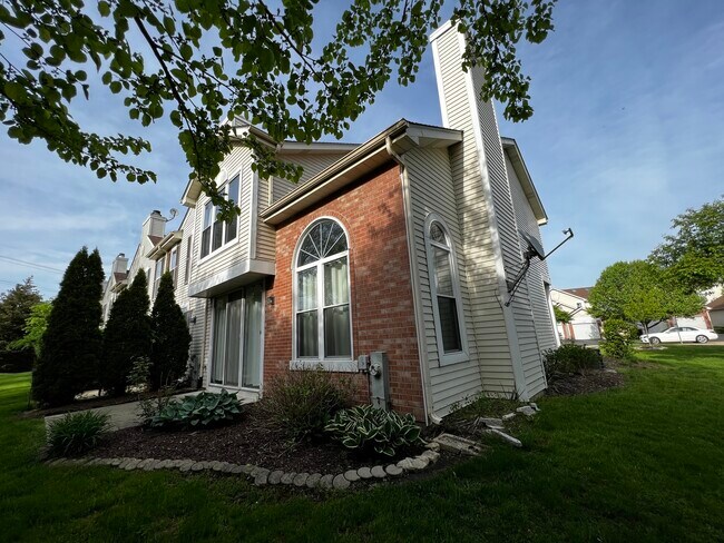 Building Photo - 1556 Darien Lakes Dr
