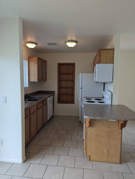 Building Photo - 354 W Hollamon St