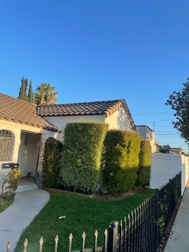 Front and side view - 2058 W 84th Pl