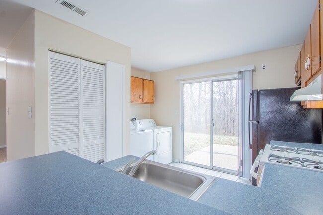 Building Photo - Great - 2 BEDROOM - Bright Open Floor Plan !!