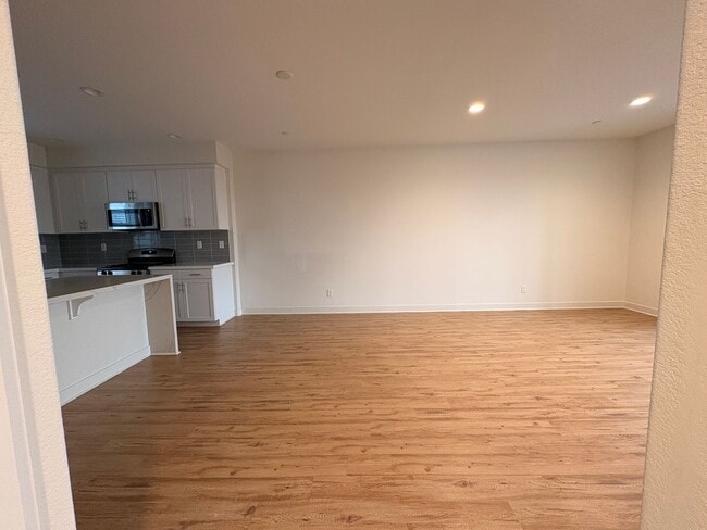 Building Photo - 2 Bed, 2.5 Bath in Anaheim!