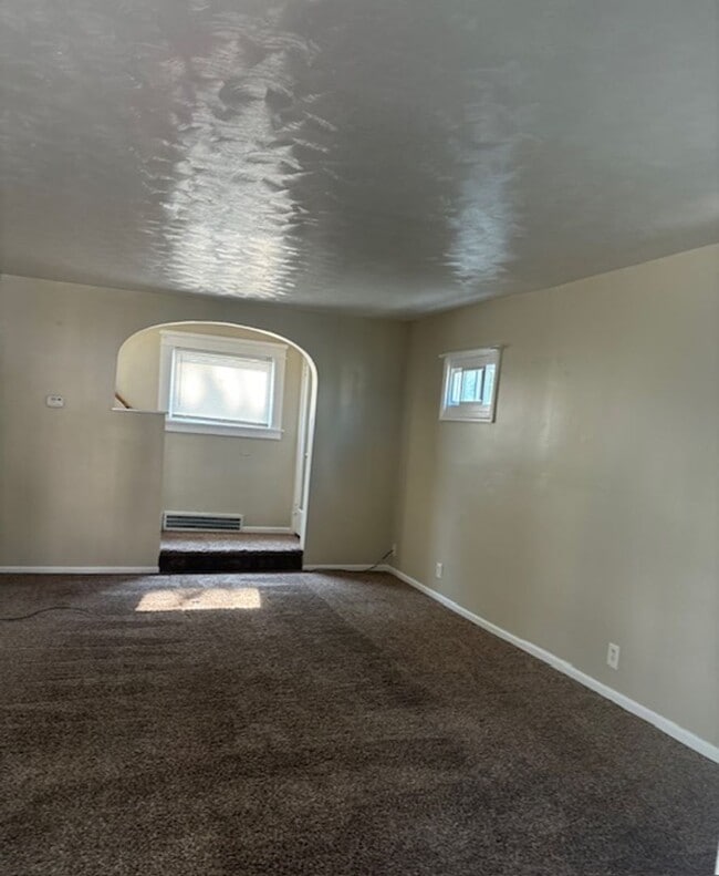 Building Photo - Charming Three Bedroom home close to Lakev...