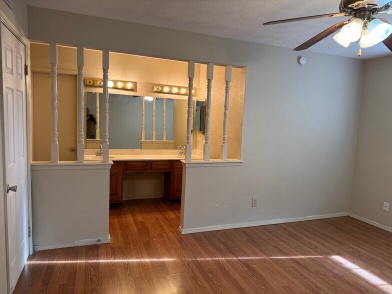 Building Photo - 503 Rosewood Ln