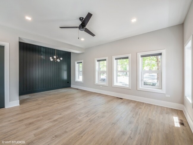 Building Photo - 1607 W Waveland Ave