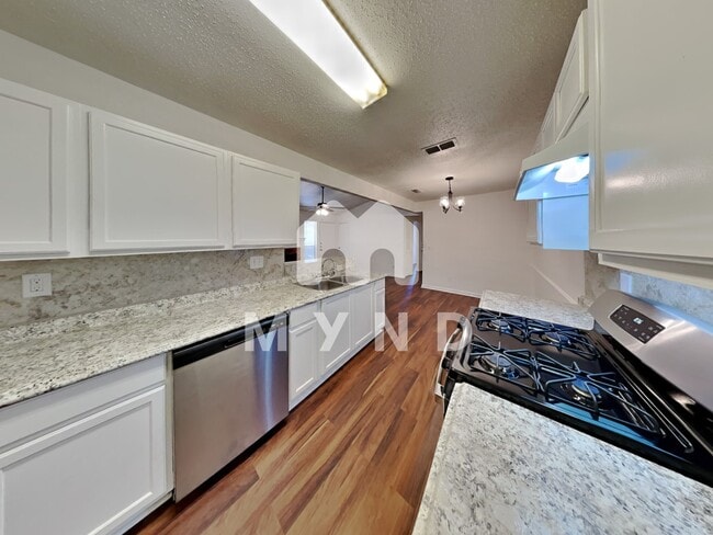 Building Photo - 1215 Hyridge St