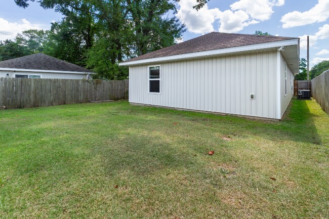 Building Photo - 8422 Rose Ave