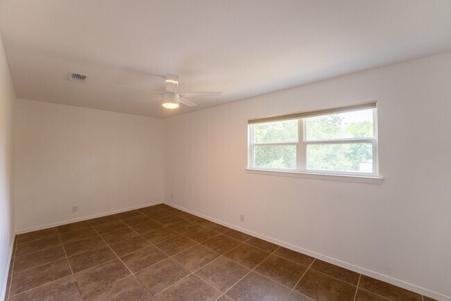 Building Photo - Hidden Gem | 4 bed 3 bath home in highly sought after Windsor Park!!!