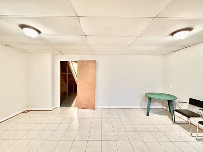 Building Photo - Spacious and bright 3BR/2.5BA townhouse with enclosed back patio