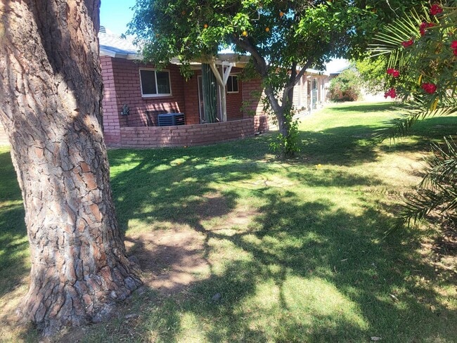 Building Photo - 9609 W Cinnabar Ave