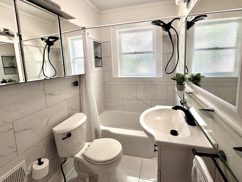 Main Bath - 861 Durant Pl NE