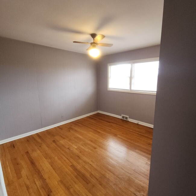 Building Photo - FOR RENT:Cute and Cozy 2 Bedroom, 1 Bath C...