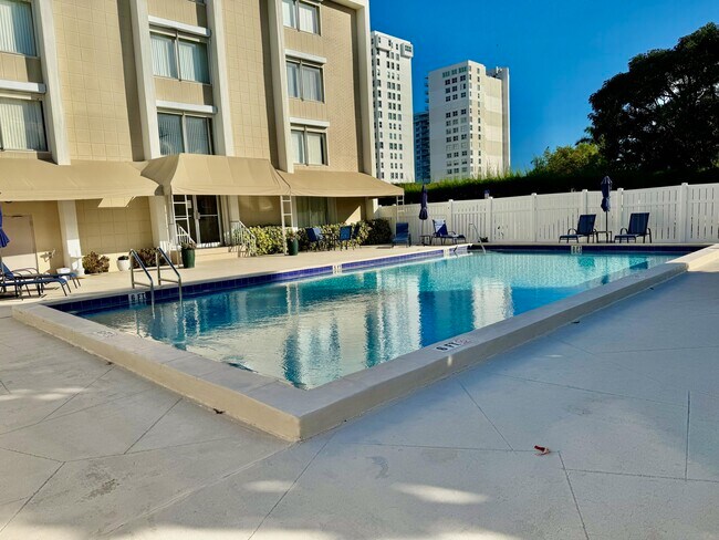 Building Photo - 1527 S Flagler Dr