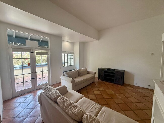 Building Photo - Beautiful 3 bedroom (2 bed + den/office) t...