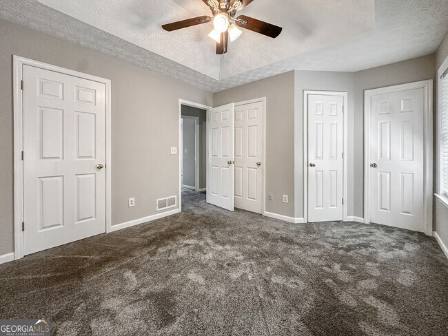 Building Photo - 335 Paradise Dr