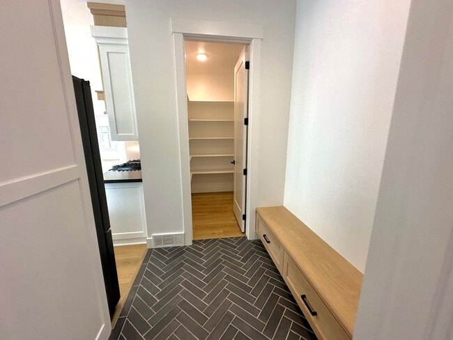 Building Photo - Gorgeous 5 Bed 3.5 Bath Home at Daybreak I...