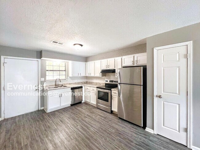 Building Photo - 1800 Labette Manor Dr