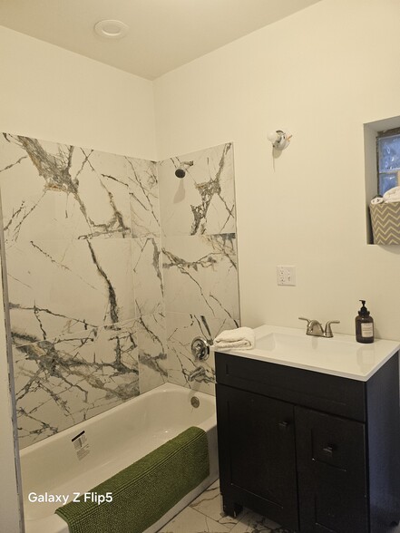 Main Bathroom - 2417 W Warren Blvd