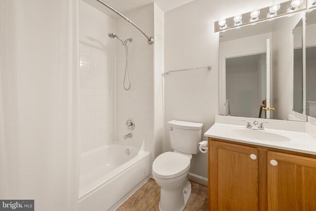Building Photo - 956 Harrison Cir