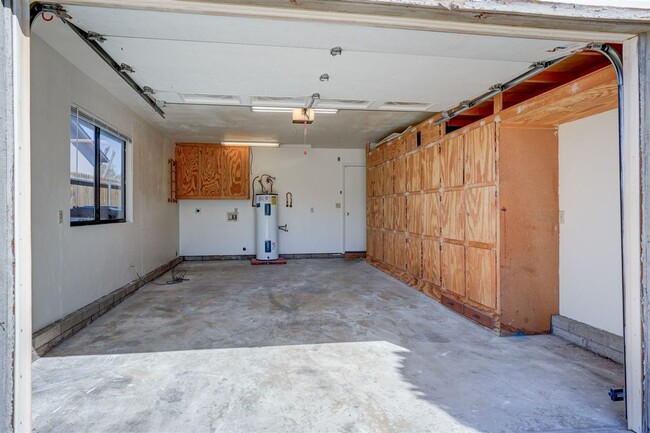 Building Photo - 4 Bedroom + a Den, 2 Bathroom Home For Ren...