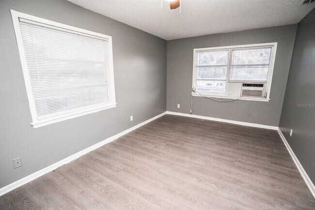 Building Photo - 2315 W Rio Vista Ave