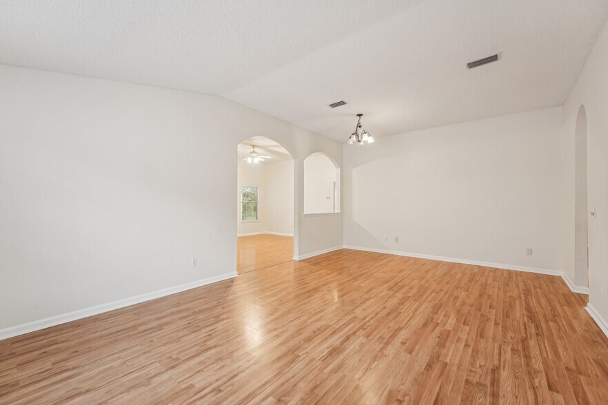 Building Photo - 808 South Edenbridge Way