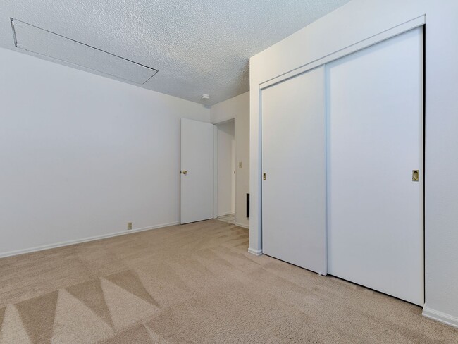 Building Photo - Beautiful One Level 2+ Bedroom Cottage in Renton!