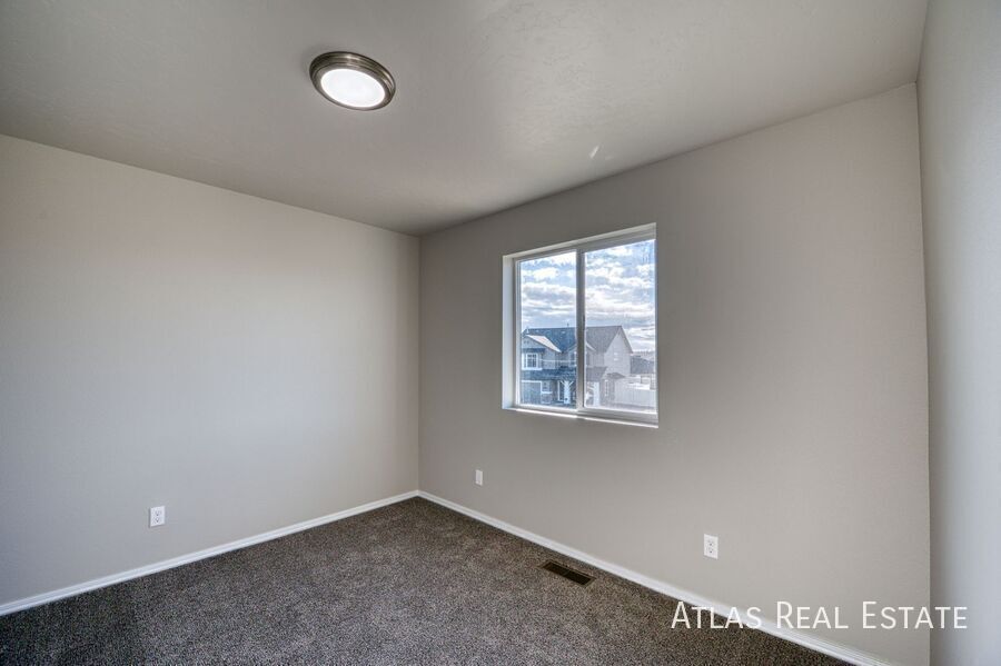 Building Photo - 2711 W Balboa Dr