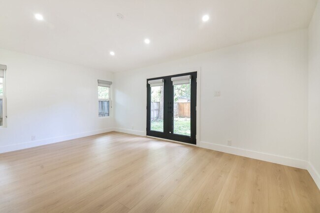 Building Photo - 7412 Fenton Dr