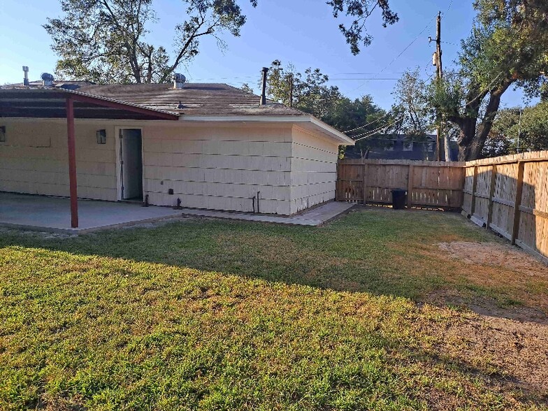 Building Photo - 303 Fresa Rd