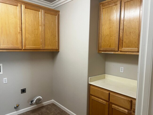 Building Photo - Large, Beautiful Shadow Lakes Home in Court Location