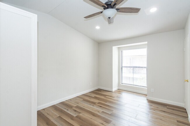 Building Photo - 2110 Wilcrest Dr