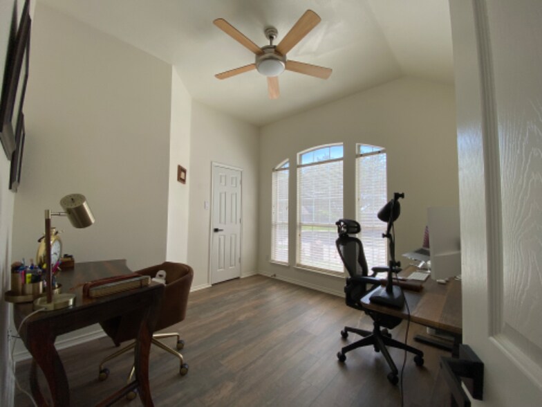 Building Photo - 1215 Heather Brook Dr