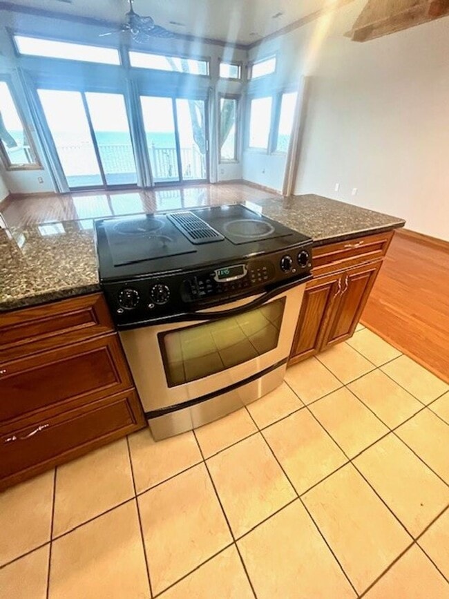 Building Photo - Gorgeous Water Front Home with Beach Access